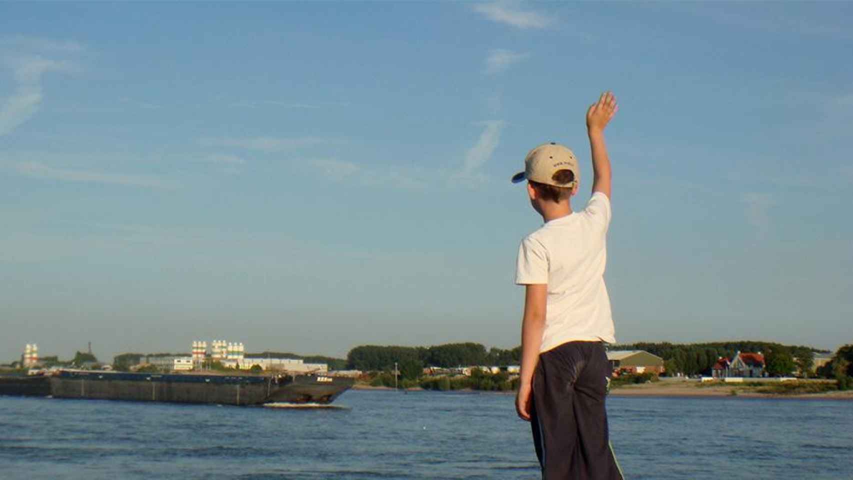 Niño saludando a un barco, en un 'destino sobaco' / PXHERE