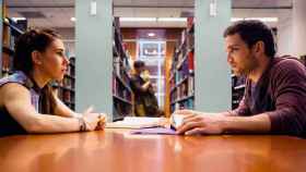 Dos estudiantes en una biblioteca / Europa Press