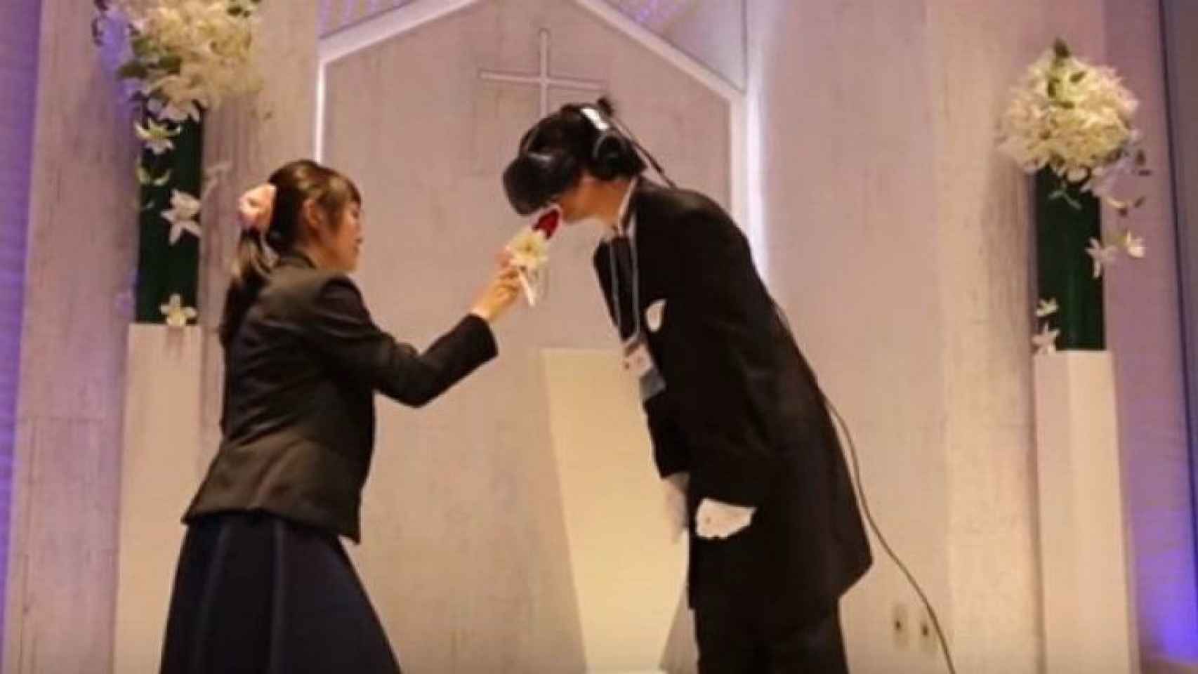 Un hombre besando a su novia virtual