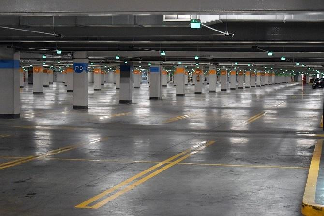 El interior de un parking para aparcar el coche / Ricardo Lara EN PIXABAY