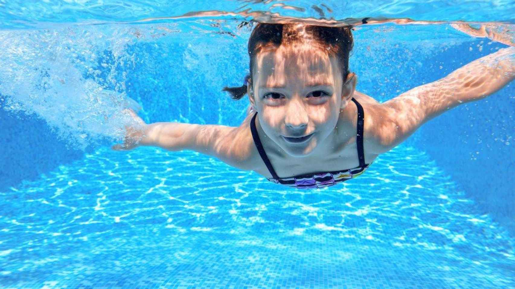 Una niña bucea en una piscina / EP