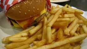 Una hamburguesa y patatas fritas de un McDonald's / CG