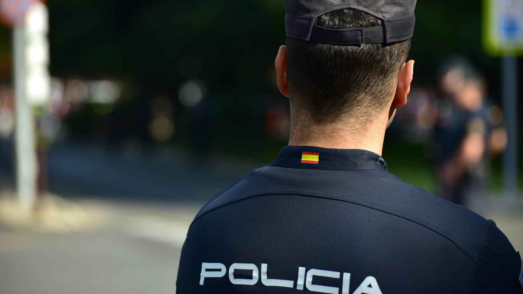 Una imagen de archivo de un agente de la Policía Nacional, el cuerpo policial que ha desarticulado la red de prostitución en Girona / CG