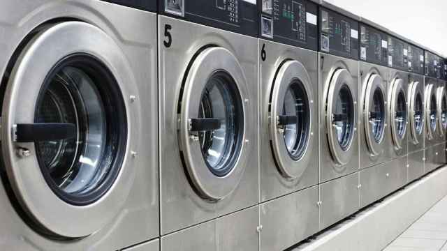 Una foto de archivo de lavadoras en una lavandería