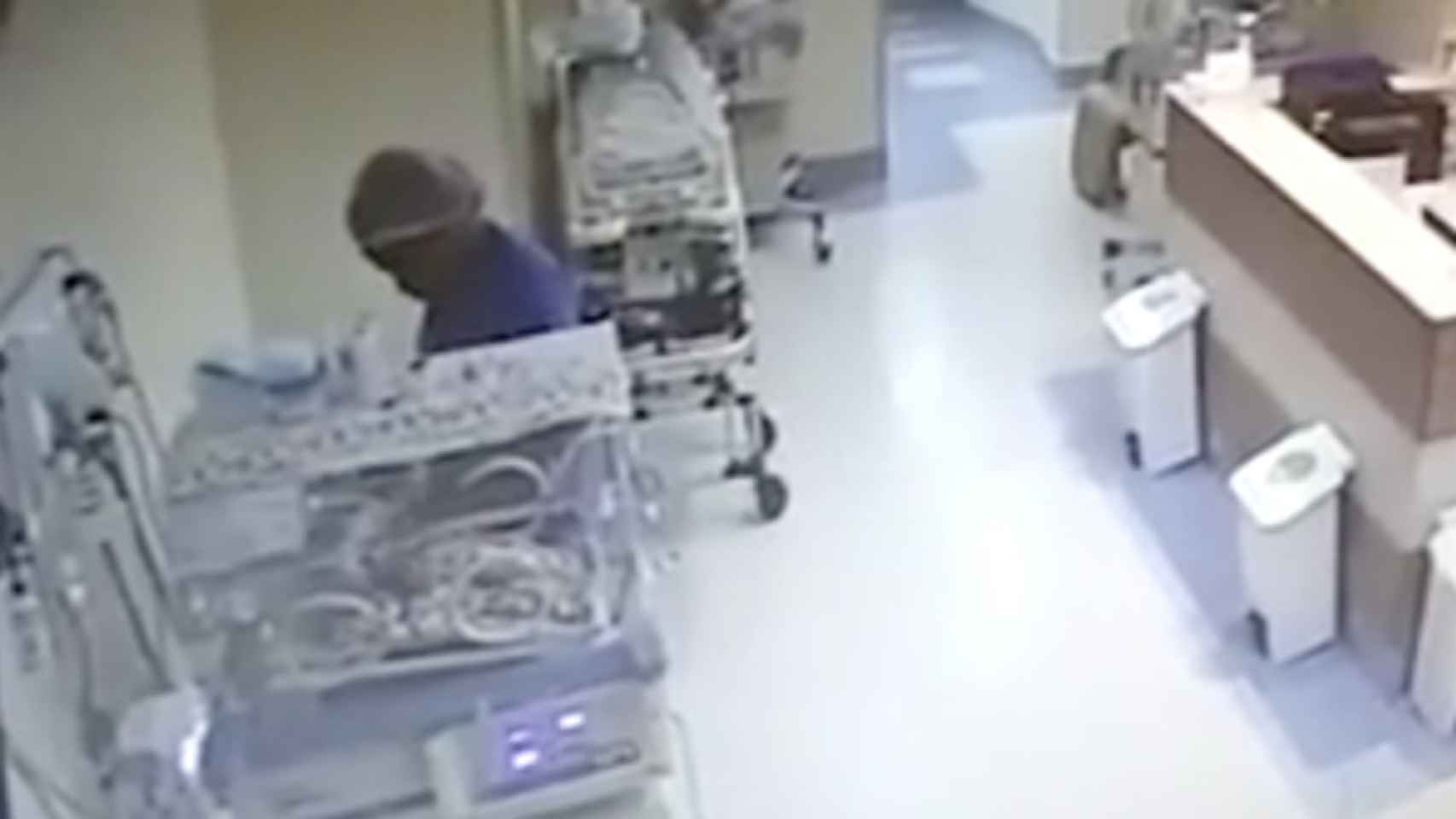Una foto de las cámaras de seguridad que 'cazaron' a la enfermera