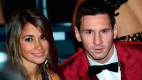 Antonella Roccuzzo con Messi en un evento