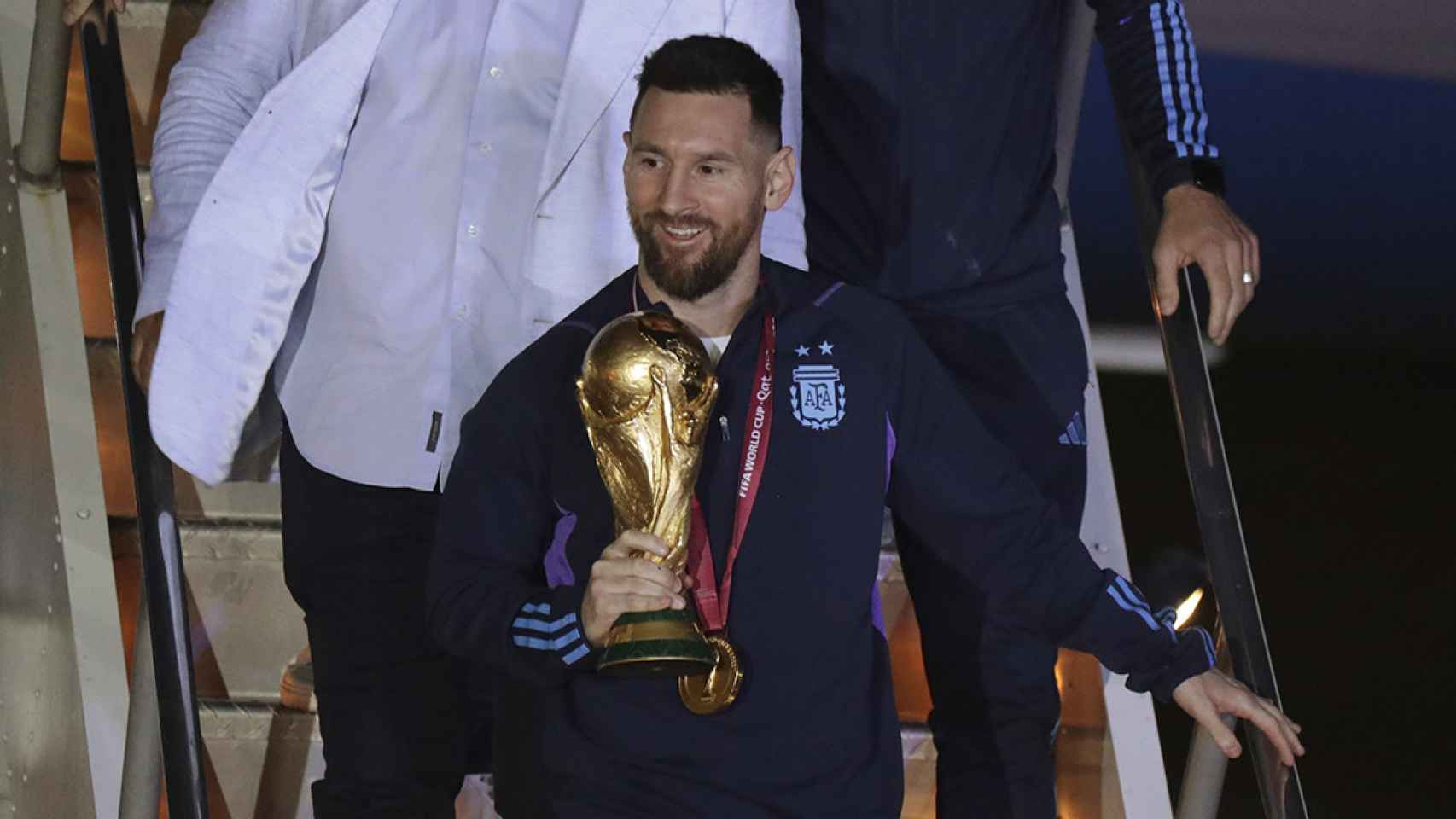 Lionel Messi, con la Copa del Mundo en sus manos, llegando a Argentina / EFE