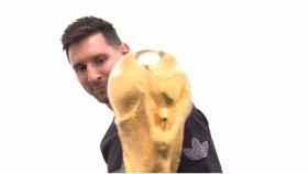 Leo Messi, mira con atención la Copa del Mundo, su último gran objetivo tras 17 con Argentina / REDES