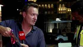 Rasmus Tantholdt, periodista danés, recibiendo la amenaza de la seguridad catarí / REDES