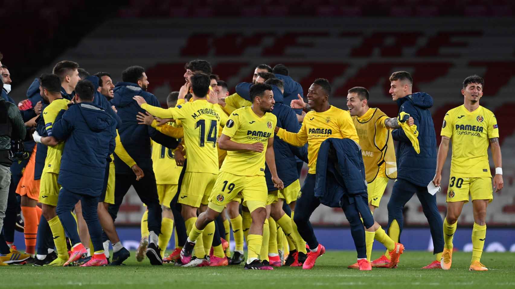 Los jugadores del Villarreal, eufóricos, celebrando el pase a la final de la Europa League / EFE