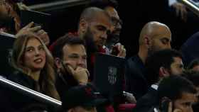 Dani Alves, sentado en la fila superior a la de José Elías, vuelve al Camp Nou / EFE