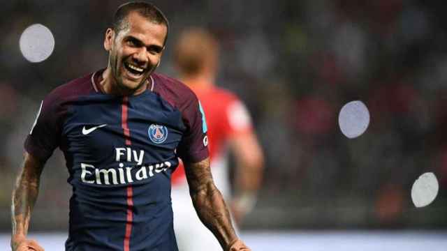 Una foto de Dani Alves durante un partido con el PSG / EFE