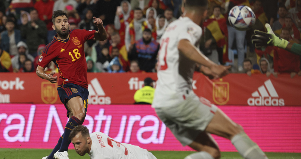 El potente disparo de Jordi Alba, durante la derrota de España contra Suiza / EFE