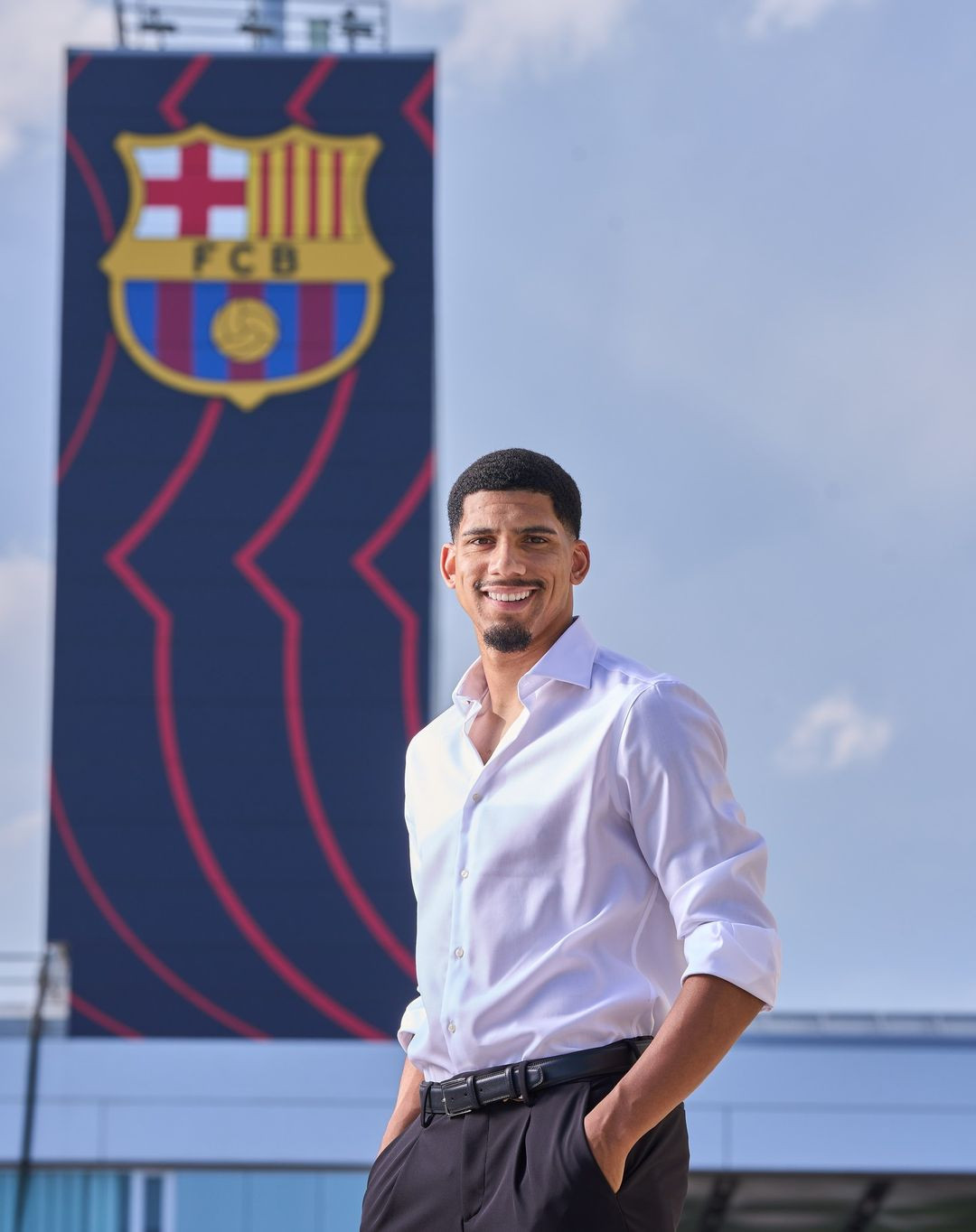 Araujo posando en una revista con el escudo del Barça de fondo / REDES