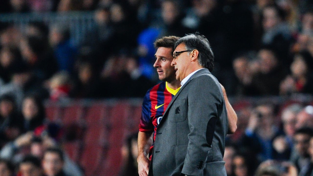 El Tata Martino, dirigiendo a Messi en su etapa en el Barça | EFE