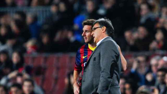 El Tata Martino, dirigiendo a Messi en su etapa en el Barça | EFE