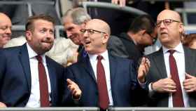 La familia Glazer, sonriente en el palco de Old Trafford antes de un partido de la Premier League / REDES
