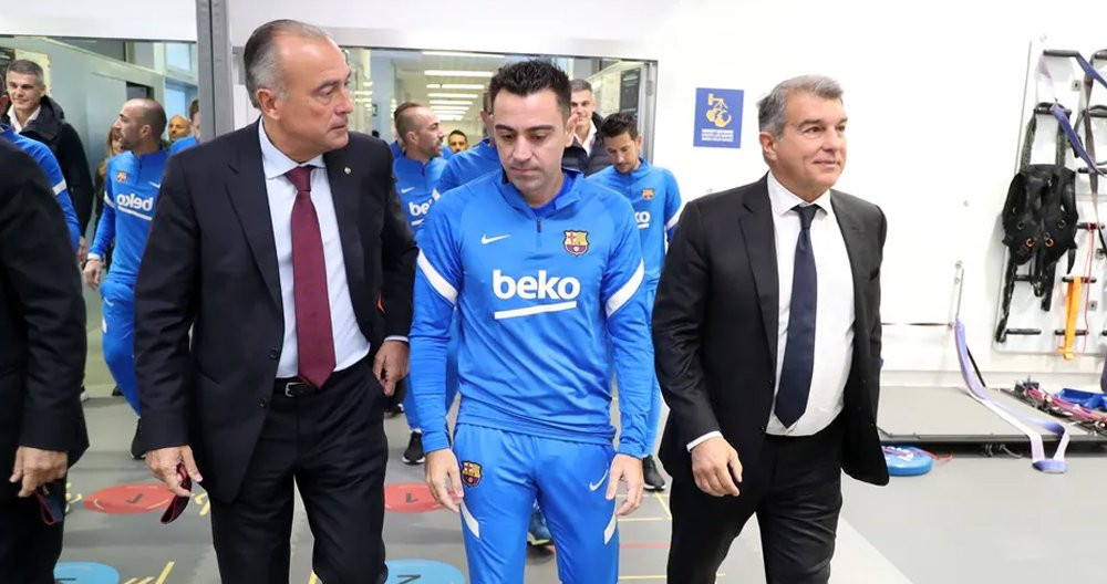 Rafa Yuste, Xavi Hernández y Joan Laporta, en el vestuario del Barça / FCB