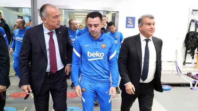 Rafa Yuste, Xavi Hernández y Joan Laporta, en el vestuario del Barça / FCB