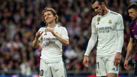 Gareth Bale y Luka Modric durante el último clásico / EFE