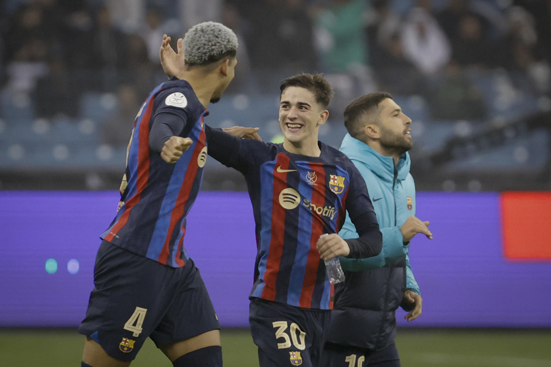 Araujo, Gavi y Alba celebran la victoria del Barça en la final de la Supercopa / EFE