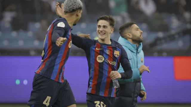 Araujo, Gavi y Alba celebran la victoria del Barça en la final de la Supercopa / EFE