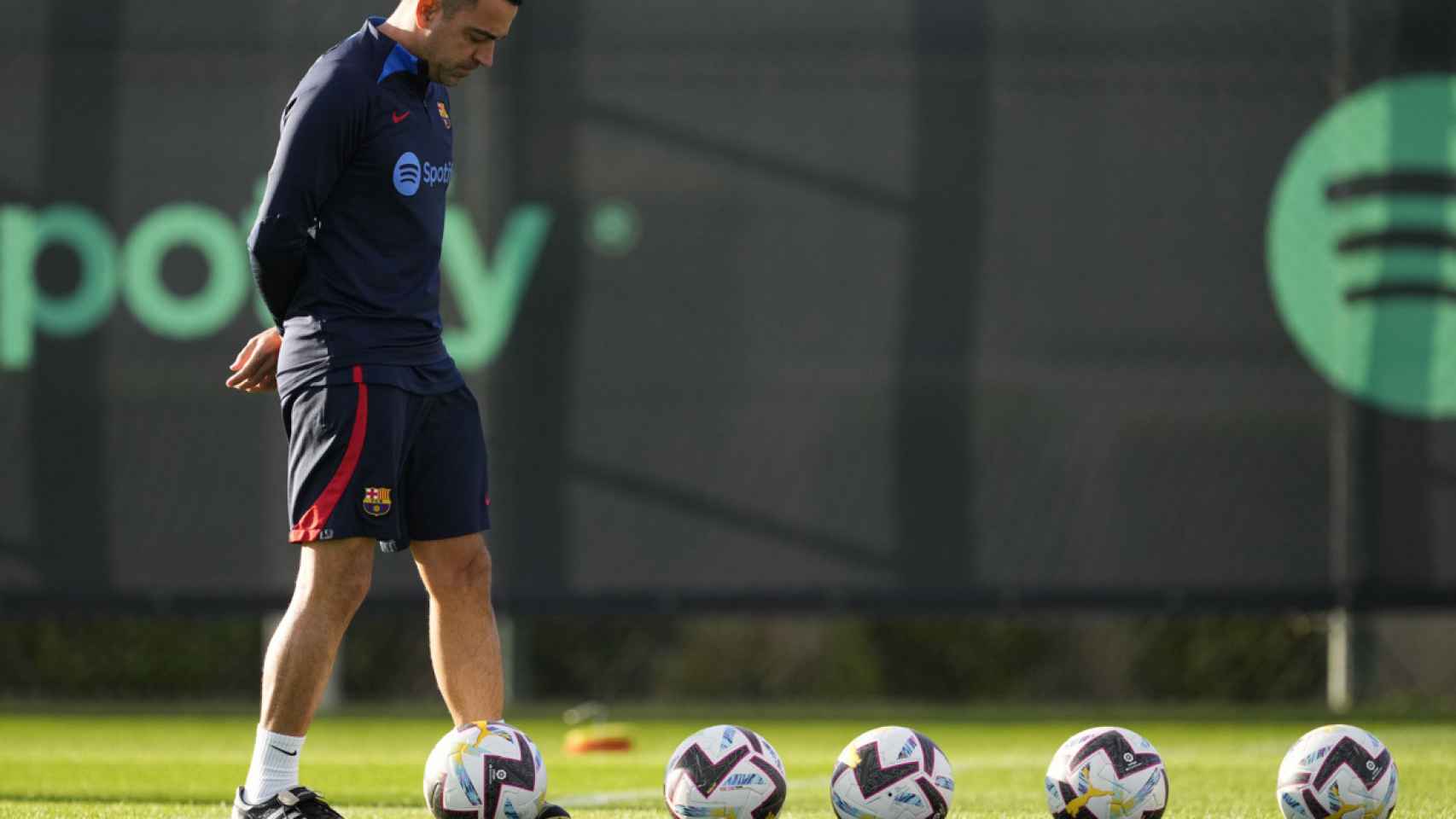 Xavi Hernández, cabizbajo por los siete jugadores del Barça que están lesionados / EFE