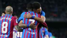 El abrazo entre Aubameyang y Dembelé, tras un gol del Barça contra el Osasuna / FCB