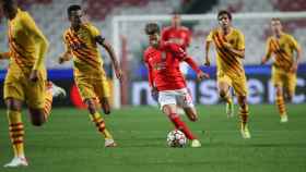 Busquets y Sergi Roberto corren a la desesperada tras un jugador del Benfica / EFE