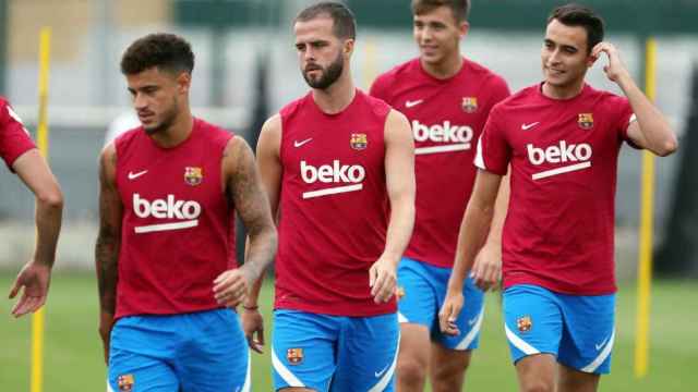 Miralem Pjanic, junto a varios de sus compañeros, en un entrenamiento reciente del Barça / FCB