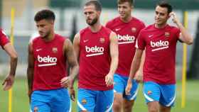 Miralem Pjanic, junto a varios de sus compañeros, en un entrenamiento reciente del Barça / FCB