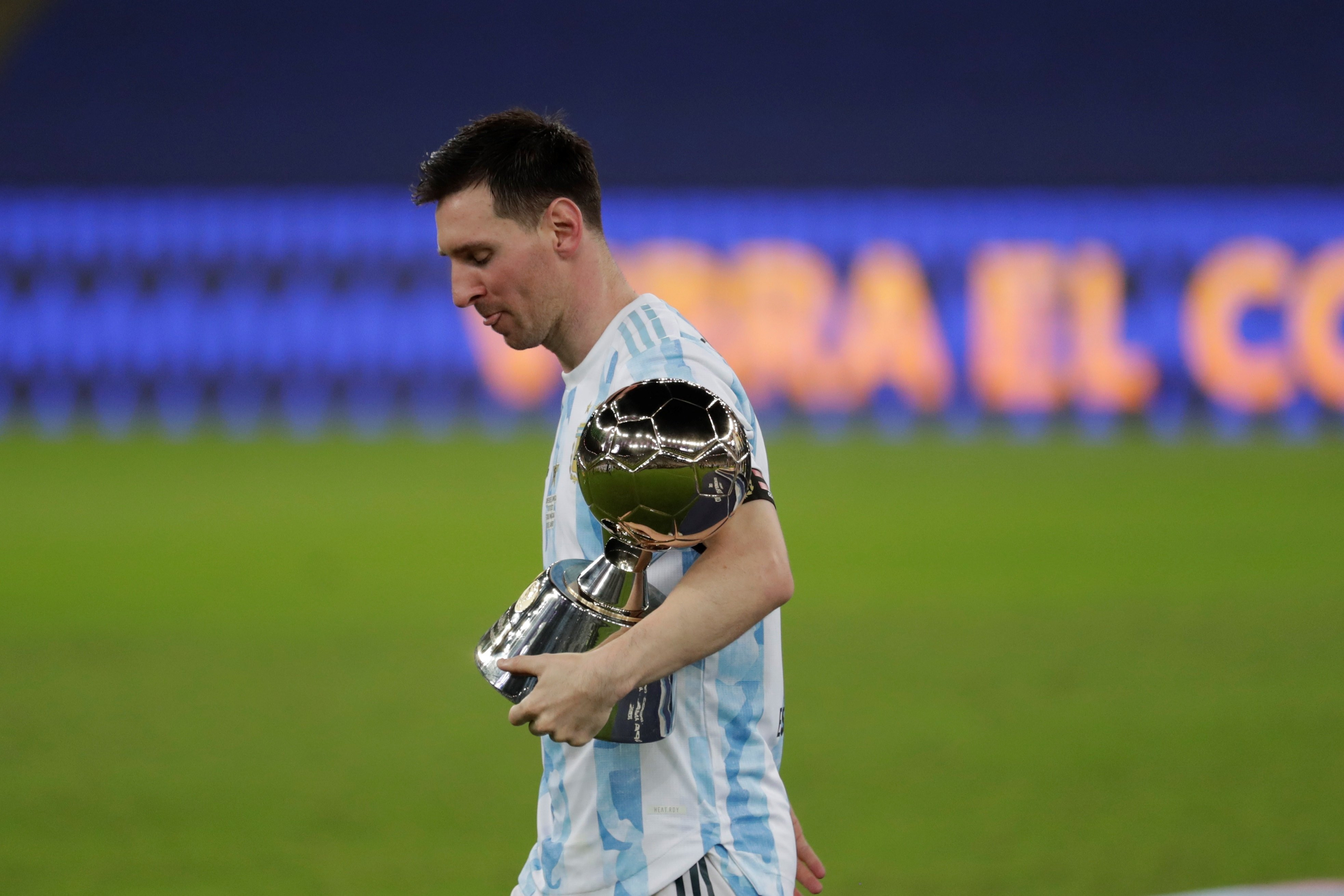 Messi con el trofeo de mejor jugador de la Copa América / EFE