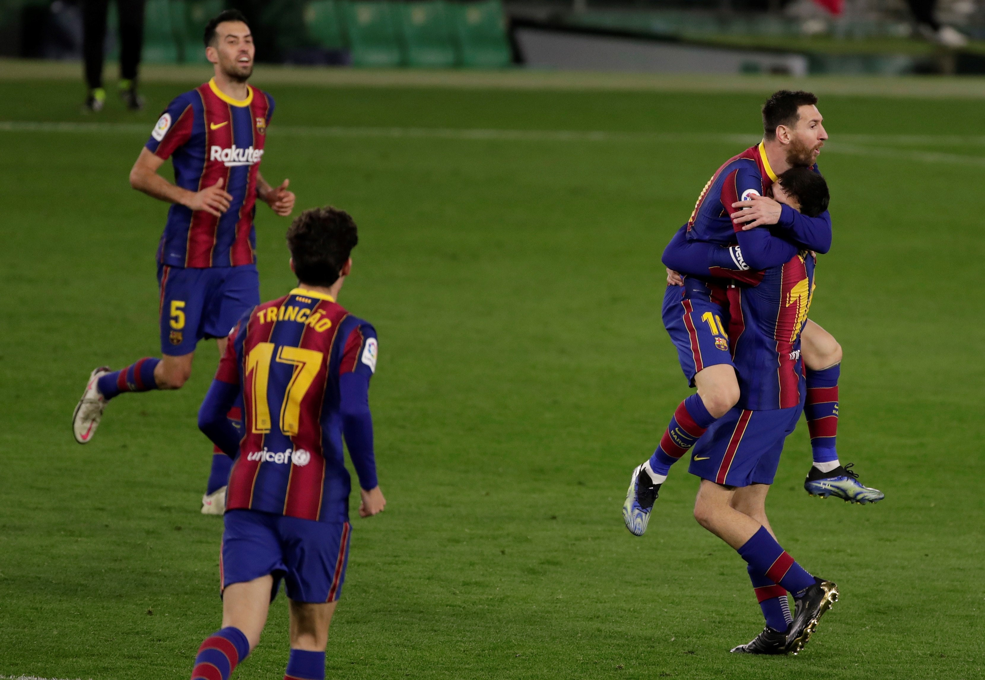 Messi celebra con Pedri su gol ante el Real Betis / EFE