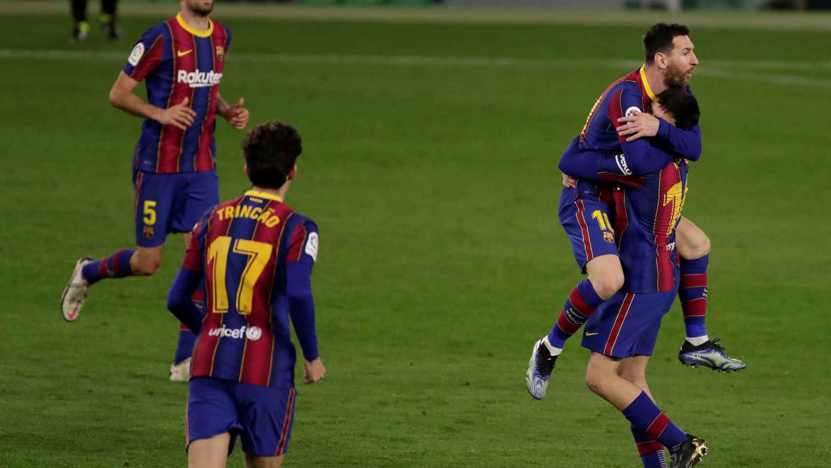 Messi celebra con Pedri su gol ante el Real Betis / EFE