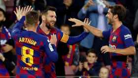 Leo Messi celebrando su primer gol con Arthur y Sergi Roberto / EFE