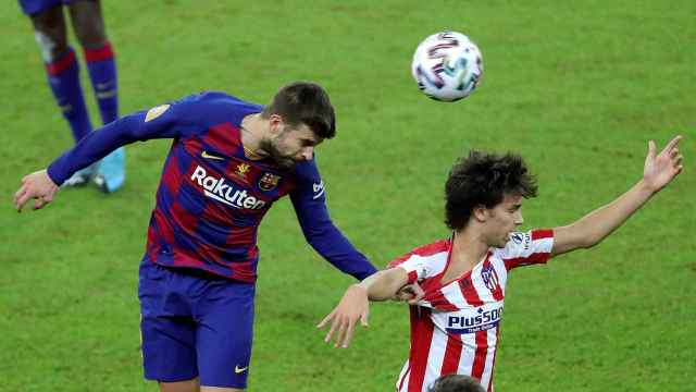 Piqué lucha un balón con Joao Félix / EFE