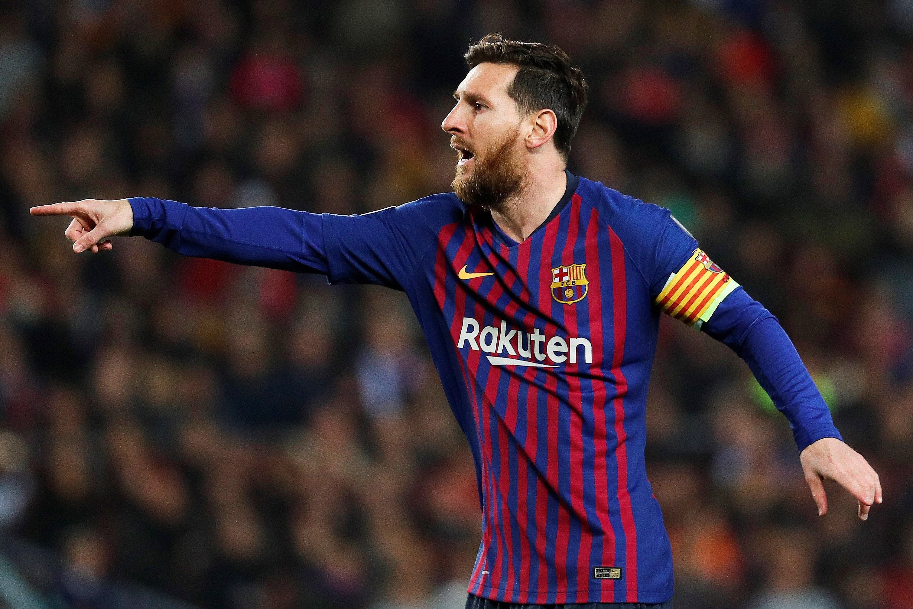 Una foto de Leo Messi dando indicaciones en un partido / EFE