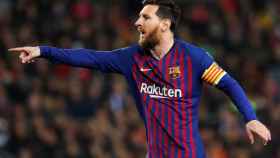 Una foto de Leo Messi dando indicaciones en un partido / EFE
