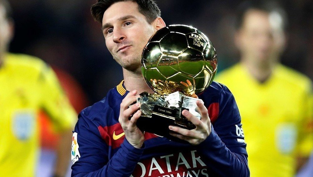 Una foto de archivo de Leo Messi mostrando uno de sus Balones de Oro al Camp Nou / EFE