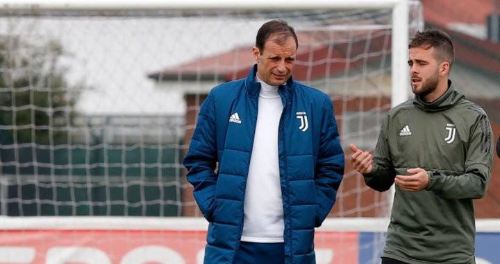 Pjanic habla con su entonces entrenador, Allegri, en su primera etapa en la Juventus / EFE