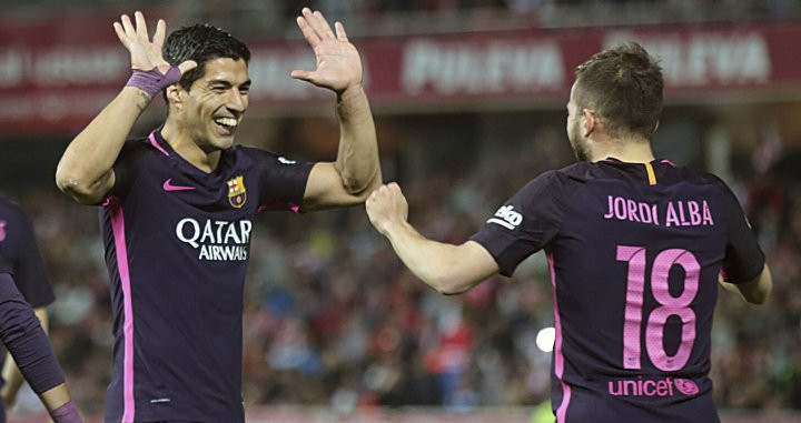 Luis Suárez celebra un gol con Jordi Alba / EFE