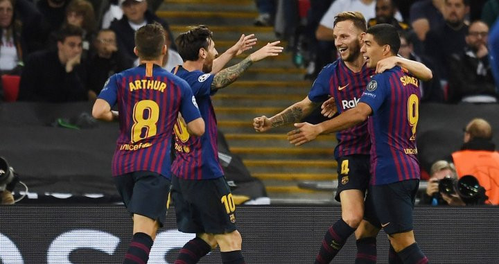 Rakitic celebra con Luis Suárez y Messi un gol del Barça / EFE