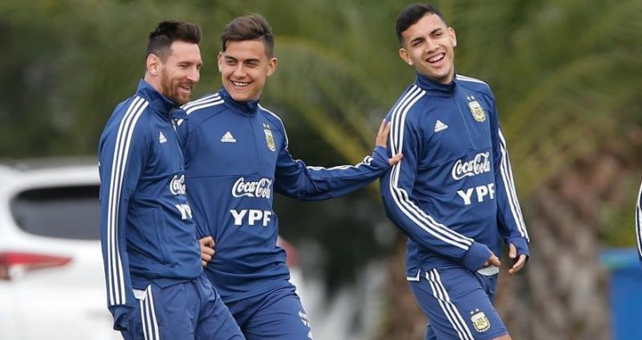 Leo Paredes y Leo Messi en un entrenamiento con Argentina / EFE