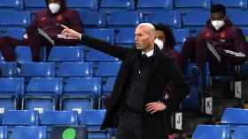 Zidane dirigiendo al Real Madrid en Londres / EFE