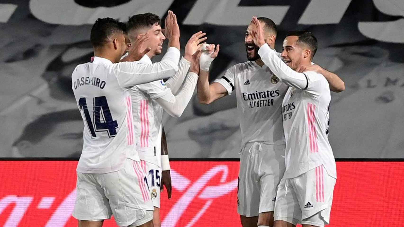 Fede Valverde, Casemiro, Lucas Vázquez y Benzema celebrando el gol del francés en el clásico / REDES