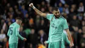 Karim Benzema, agradeciendo una acción de un compañero contra el Valencia / EFE