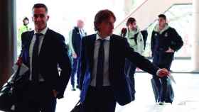 Lucas Vázquez y Luka Modric llegando al hotel de concentración / REAL MADRID