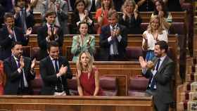 La bancada popular aplaude a Cayetana Álvarez de Toledo tras su estreno como portavoz en el Congreso / EFE