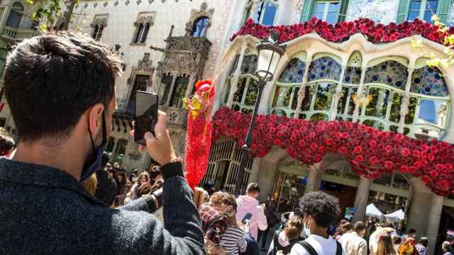 La Pedrera, decorada con rosas para celebrar Sant Jordi / ENRIC FONTCUBERTA - EFE
