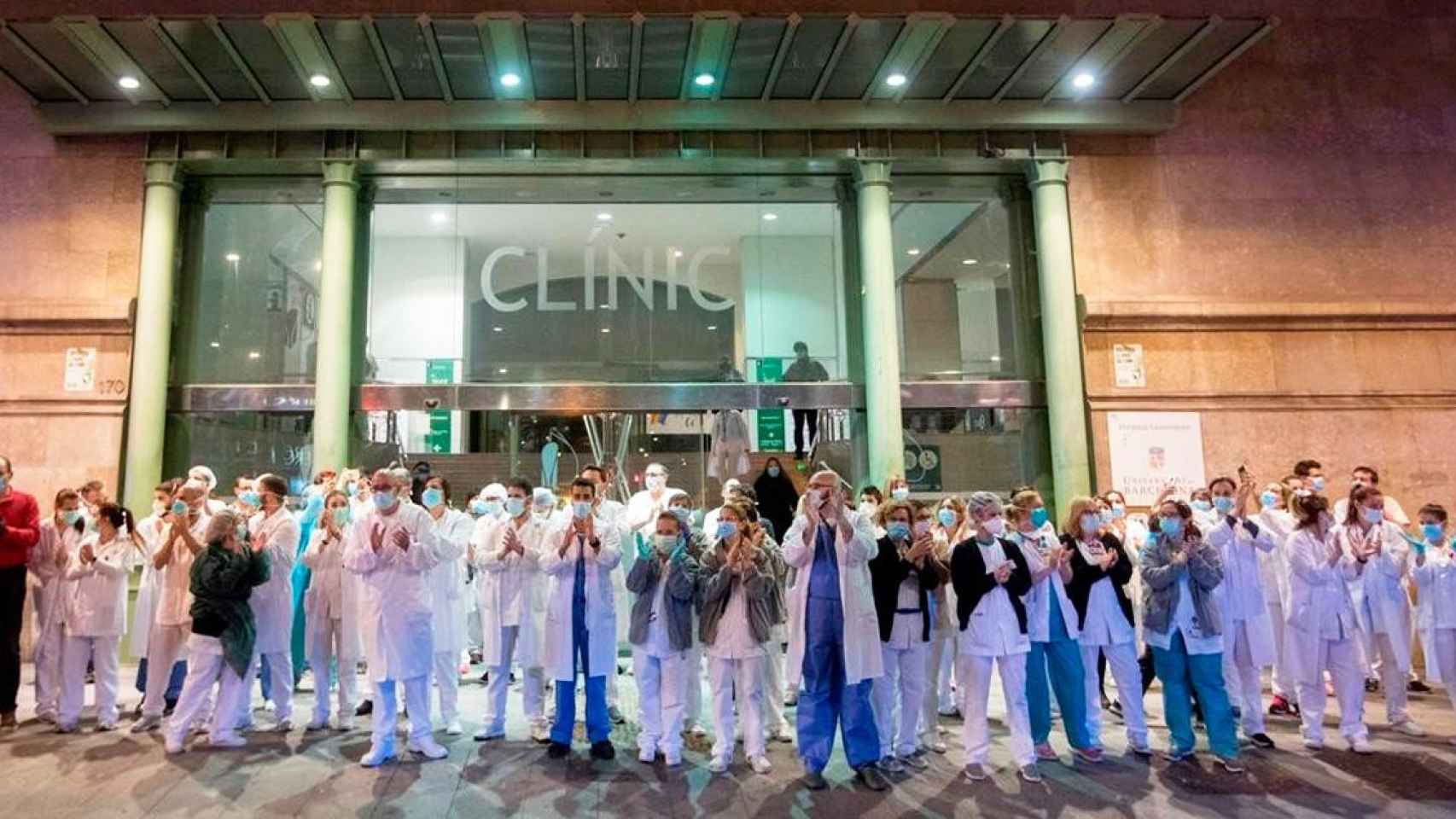 Fachada una concentración de sanitarios en la puerta principal del Hospital Clínic Barcelona / EFE